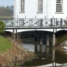 Huis 't Velde: toegangsbrug op voorplein