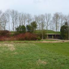 Filtergebouw in gewapend beton en rode baksteen, afgedekt met aarde en gras