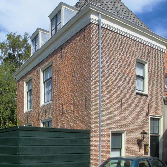 Pand met gevel met rechte kroonlijst