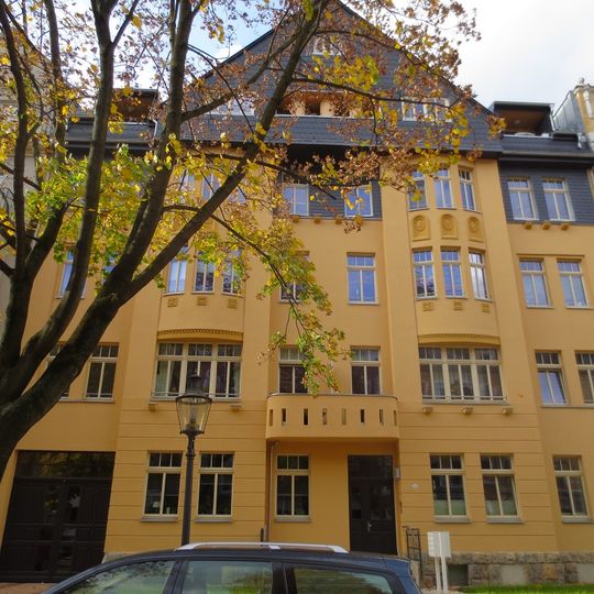 Mietshaus in geschlossener Bebauung mit Vorgarten Further Straße 35