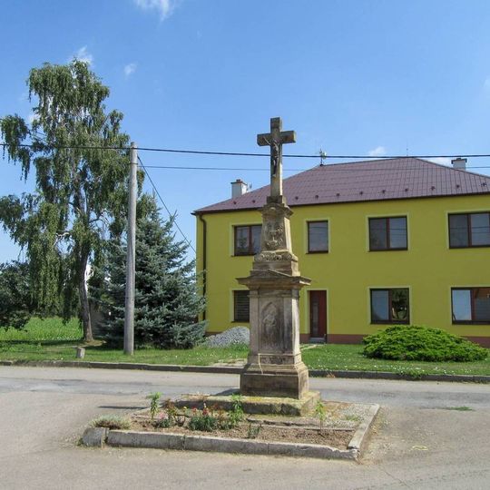 Kříž v Nasobůrkách na křižovatce