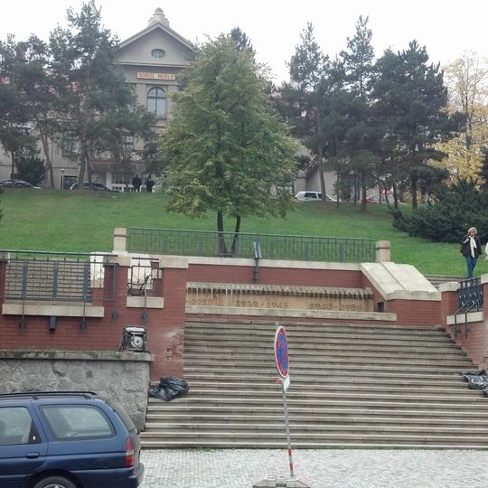 Památník tří odbojů v parku nad Svatoslavovou ulicí