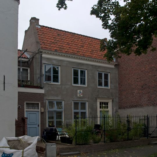 Apart genummerde ingang in gepleisterde zijgevel van het pand Korte Noordstraat 2