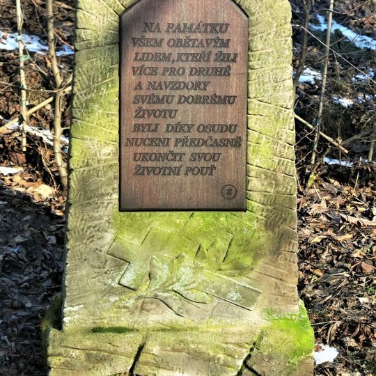 Pomník u silnice východně od Stradonic