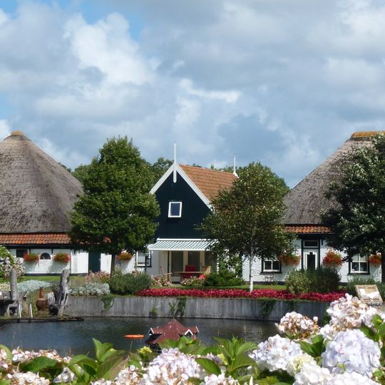 Mooi vrij gelegen ten oosten van de Schilderweg in geboomte. Woonhuis in de stolp gebouwd, tweede stolp als schuur