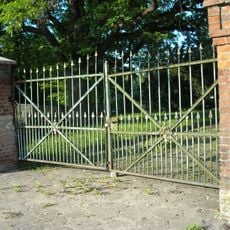 Ogrodzenie, mur kamienno-ceglany