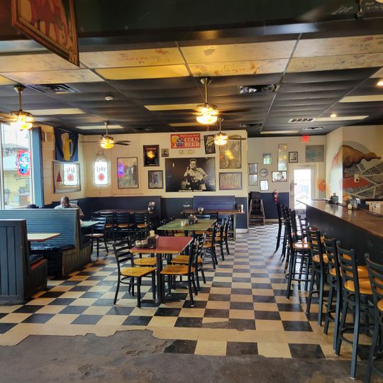 Momo's Pizza