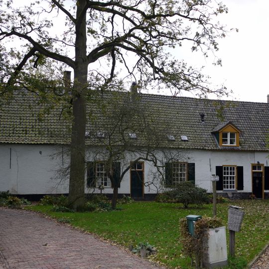 Langgerekt pand onder zadeldak met zijtopgevels