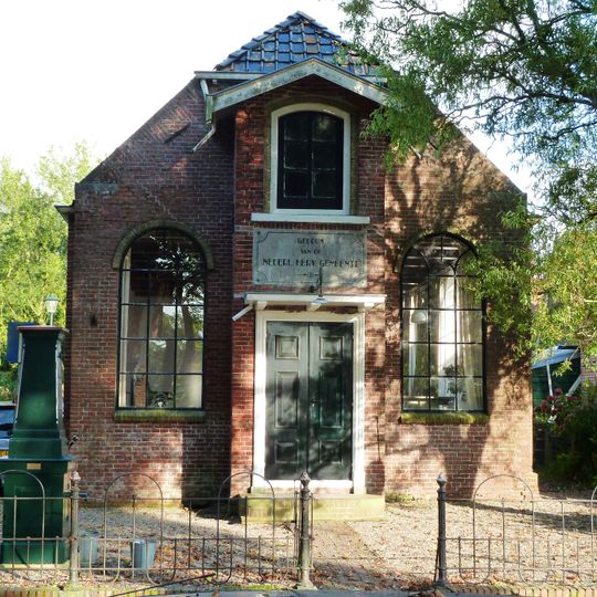 Hek bij schoolgebouw