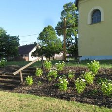 Kříž u kostela ve Lhotě pod Radčem