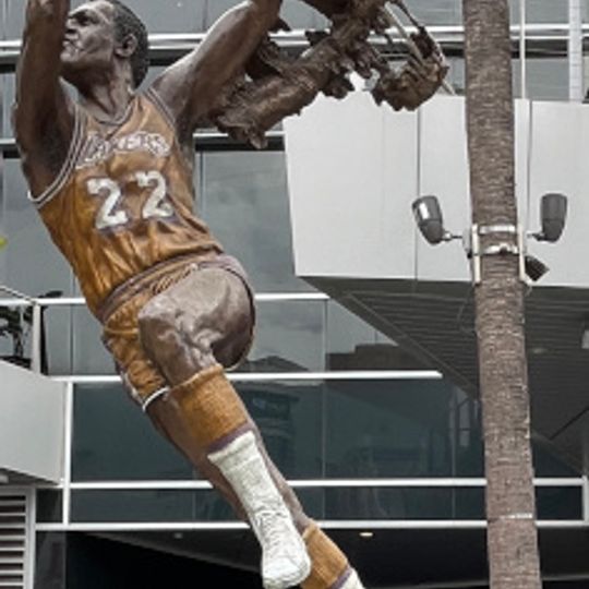 Statue of Elgin Baylor