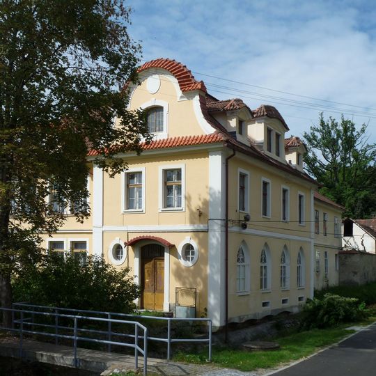 Lávka k zámku Čkyně