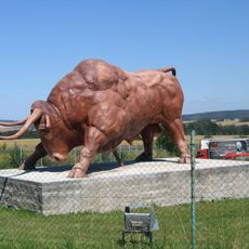 Socha býka v areálu jatek v západní části Hradišťského Újezdu