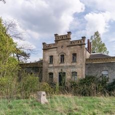 Villa (mit Freitreppe), Pflanzenhaus (mit Teesalon und Baderaum), Villengarten (Gartendenkmal) mit Grotte, Ruine, grottiertem Sitzplatz und künstlichem Wasserlauf, außerdem Brunnen, Pumpe und Einfriedung Bahnhofstraße 115