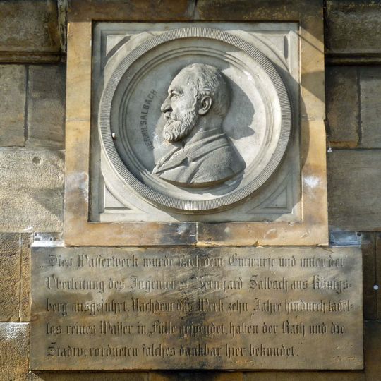 Inschrifttafel mit Medaillon Bernhard Salbach