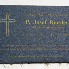 Pamětní deska Josefa Roeslera na bráně ke kostelu v Brozanech nad Ohří
