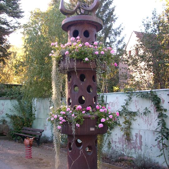 Pflanzturm mit Pfauen