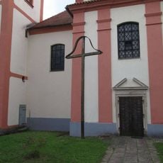 Kříž u kostela ve Zbirohu