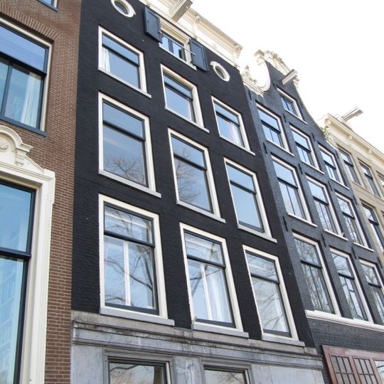 Huis met gevel onder rechte lijst
