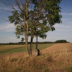 Kříž u Mirotína u polní cesty