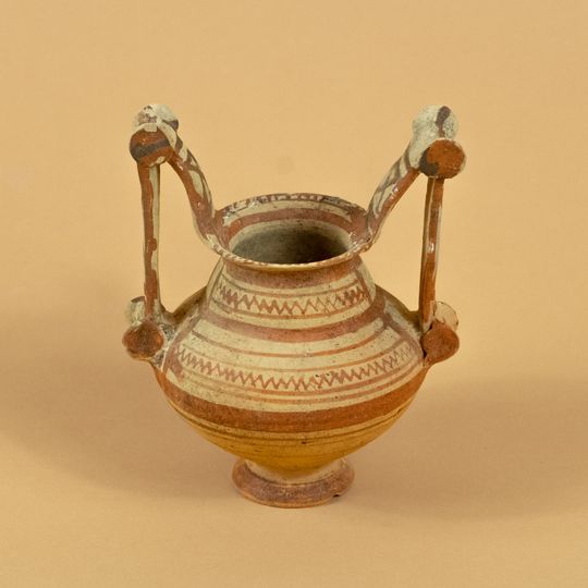 Trozzella con decorazione a motivi geometrici