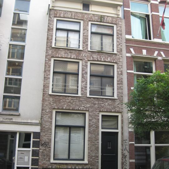 Pand met gevel onder rechte lijst met consoles en dakvoorschot