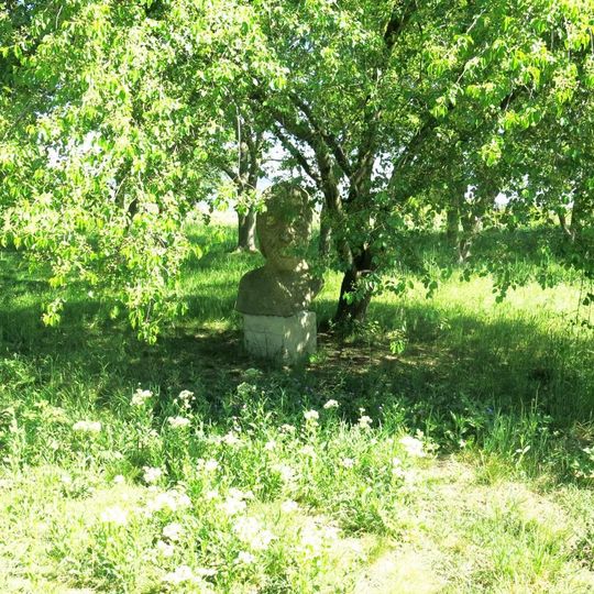 Kamenná plastika Bůh Janus poblíž cesty k Vintířovu