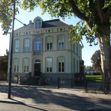 Gepleisterd herenhuis in eclectische trant