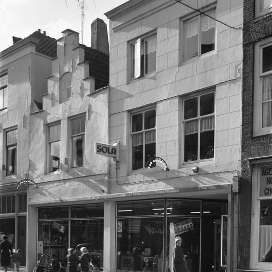 Combinatie van gepleisterde lijstgevel