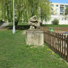 Socha Medvědi ve vnitrobloku v ulici Jiráskova v Novém Boru