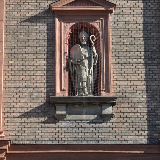 Socha svatého Metoděje na průčelí kostela svatého Václava na Smíchově