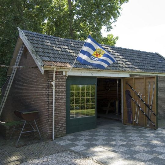 Wijtvliet: varkenshok, één bouwlaag hoog met zadeldak, gedekt met gesmoorde groefpannen en opgetrokken in roodbruine baksteen