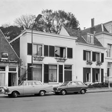 Pand met gepleisterde lijstgevel