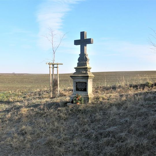 Kříž u silnice severně od Zvoleněvsi
