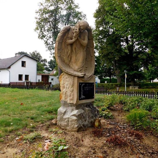 Socha anděla před kostelem v Jiřicích