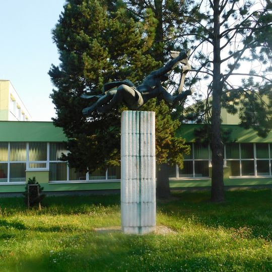 Socha před školou na Hlavní ulici v Otrokovicích