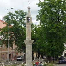 Pranýř a dvě mísy