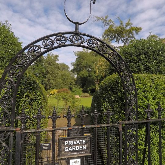 Edinburgh, Drummond Place, Gardens With Railings And Gate