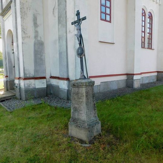 Kříž u kostela v Petrovicích