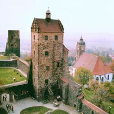 Einzeldenkmale der Sachgesamtheit Burg Stolpen: zum Teil nur ruinös erhaltene Burganlage mit allen Bestandteilen, darunter Kasematte, Marstall, Hauptwache, Kornhaus, Renaissanceportal mit Wappen, Johannisturm (Coselturm), Schösserturm, Seigerturm,