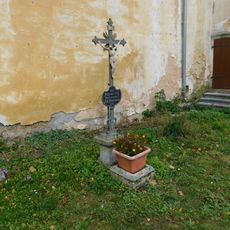 Kovový kříž u kostela v Lukách