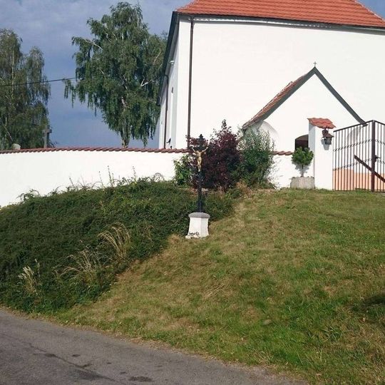 Kříž před kostelem ve Veliši