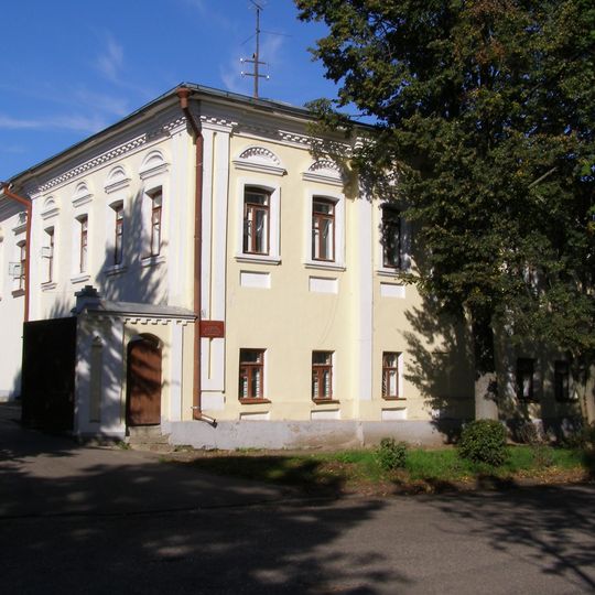 Дом жилой с воротами