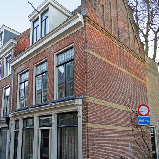 Pand met rechte kroonlijst