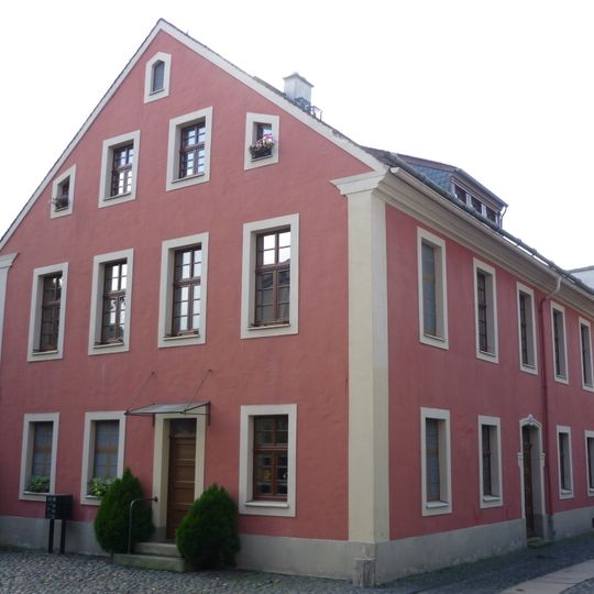 Wohnhaus in nach rechts geschlossener Bebauung und Hofgebäude Lunitz 2
