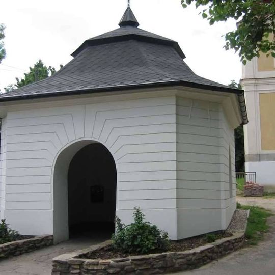 Kaplička nad studánkou poblíž poutního kostela ve středu Sudějova