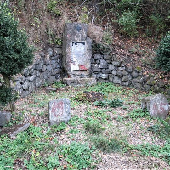 Pomník padlým u silnice severně od Korunní