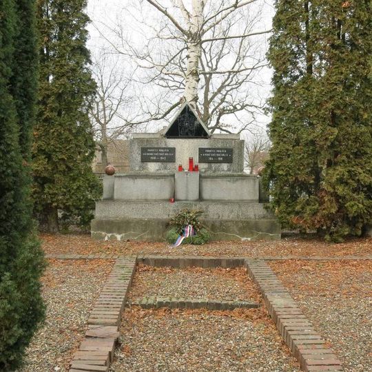Pomník padlým na návsi ve Výškově