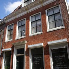 Vier traveeën breed pand met verdieping onder zadeldak met voorschild