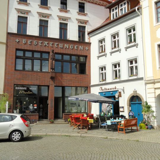 Wohnhaus in geschlossener Bebauung mit Geschäft und Bauplastik Obermarkt 15